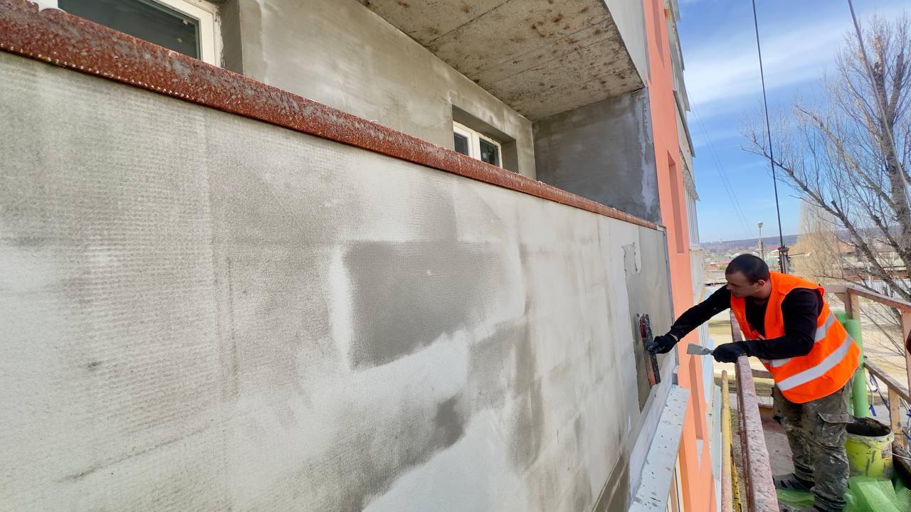 Пошкоджений обстрілами будинок у Харкові набуває нового вигляду